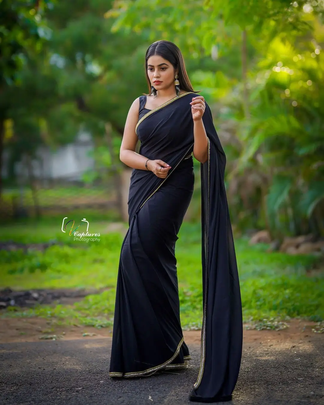 Shamna Kasim Mesmerizing Looks In Beautiful Black Saree Sleeveless Blouse